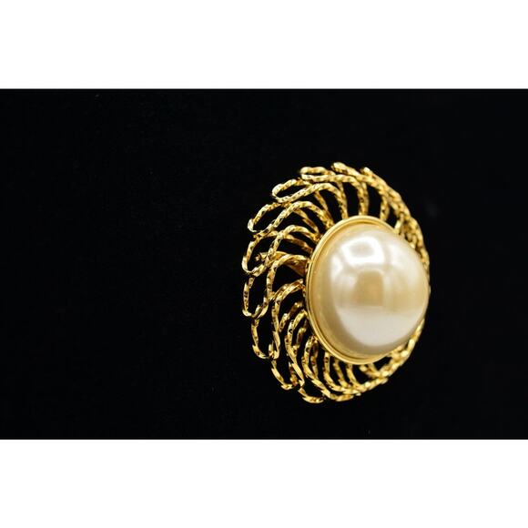 Vintage Pin Brooch Gold Tone Large Pearl 3D Round Chunky Filigree 1980s BinV - Picture 4 of 10